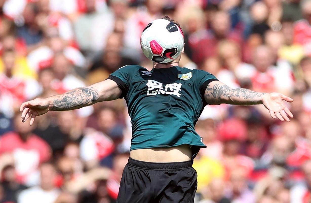 lolS15-里尔训练开放日，转会期迎来里程碑引欢呼，亚冠在即，阵容厚度经受考验的简单介绍